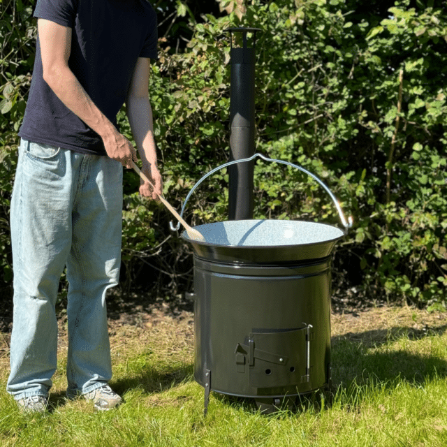 BBQ BUITEN KOOKKACHEL XL met heksenketel en lange houten lepel