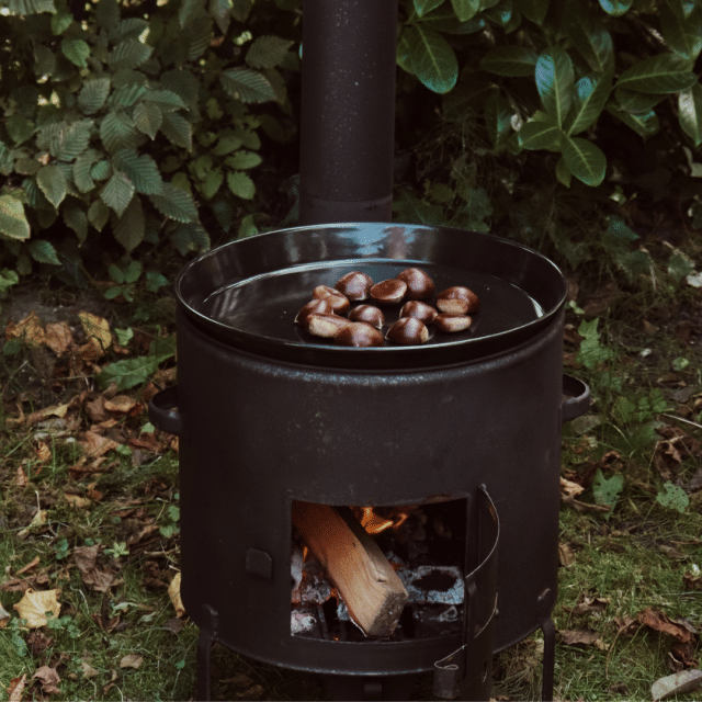 Castañas asadas en la barbacoa VUUR LAB. Cocina de exterior