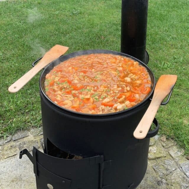 Paella i Paellapannan på BBQ-spisen för utomhusmatlagning