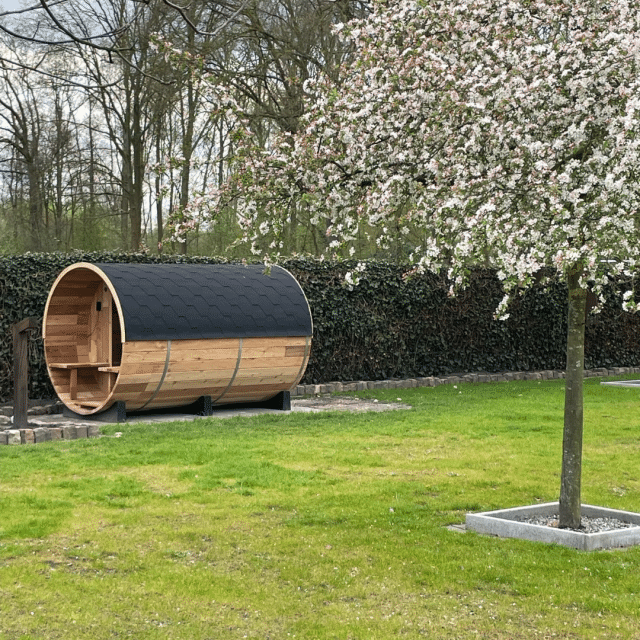 Klantfoto Barrelsauna red cedar wood VUUR LAB.