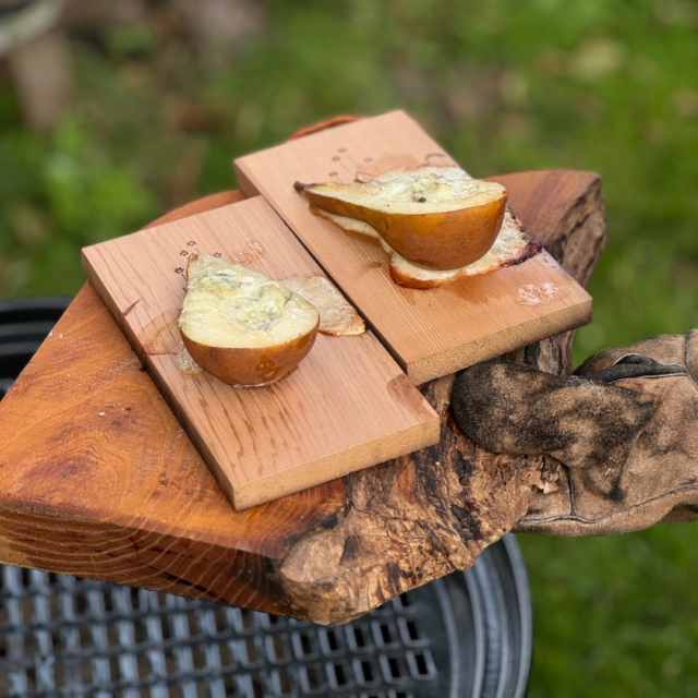 tapas rökbrädor med varmt päron och smält gorgonzola