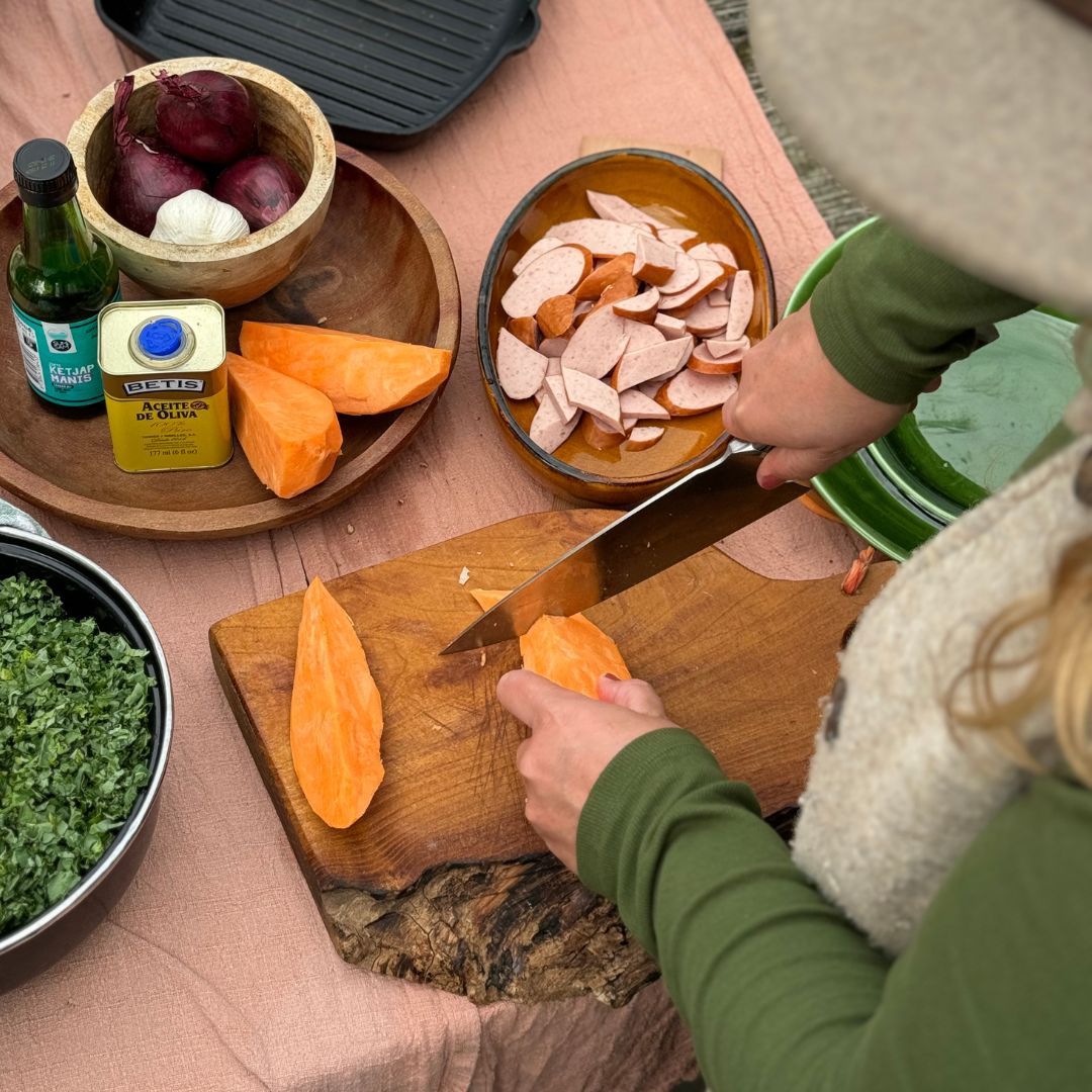 De zoete aardappel snijden voor de boerenkool, de olijfolie staat ook al klaar