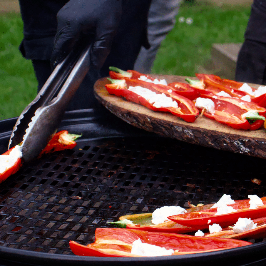 Zoete puntpaprika's met geitenkaas en honing + kip op grillrooster VUUR LAB. XL BBQ Buiten kookkachel