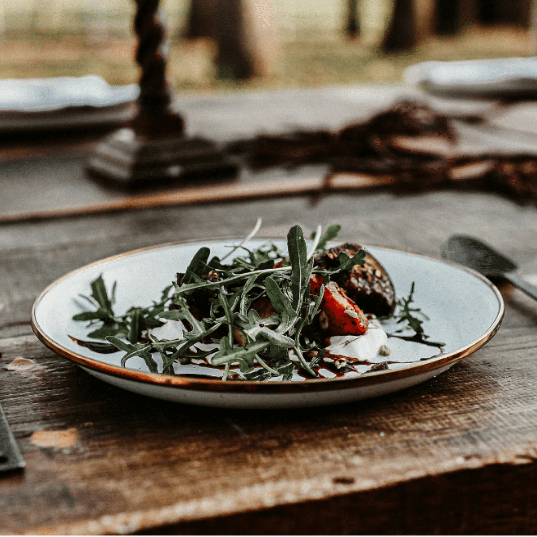 Plate Small Barebones Egg Shell met salade