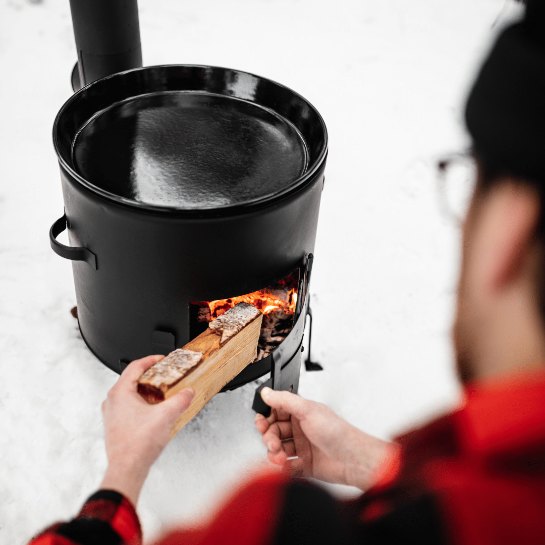 VUUR LAB. BBQ cuisinière d'extérieur avec plaque de cuisson dans la neige abigail van kooten